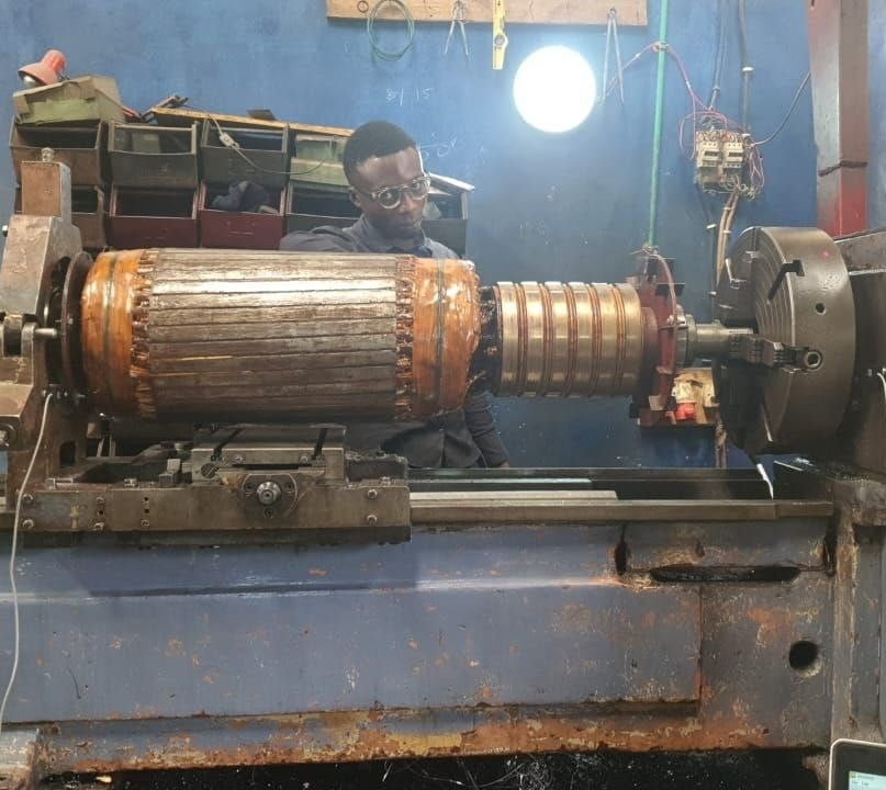 Suure elektromotori rootori tasakaalustamine: insener teostab dünaamilise tasakaalustamise protseduuri spetsialiseeritud masinal